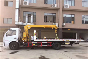 柳河附近汽车轮胎更换